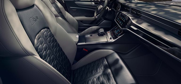 Interior view of the RS 6 Avant with grey leather upholstery and contrast stitching in silver