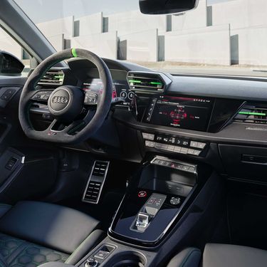 „Audi RS 3“ sedano interjeras ir vaizdas į kabiną