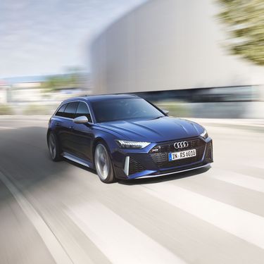 Audi RS 6 Avant dynamic front view